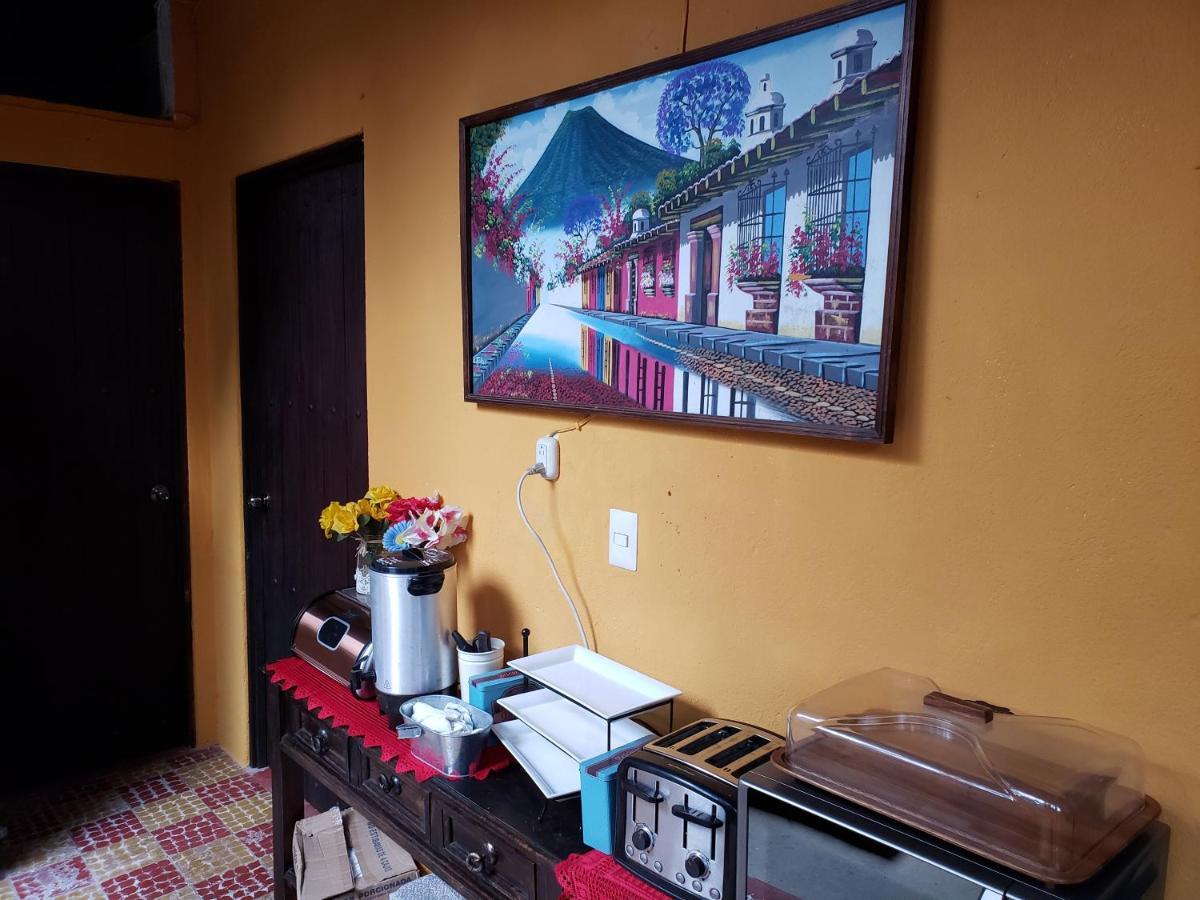 Parrot House Bed & Breakfast Antigua Bagian luar foto