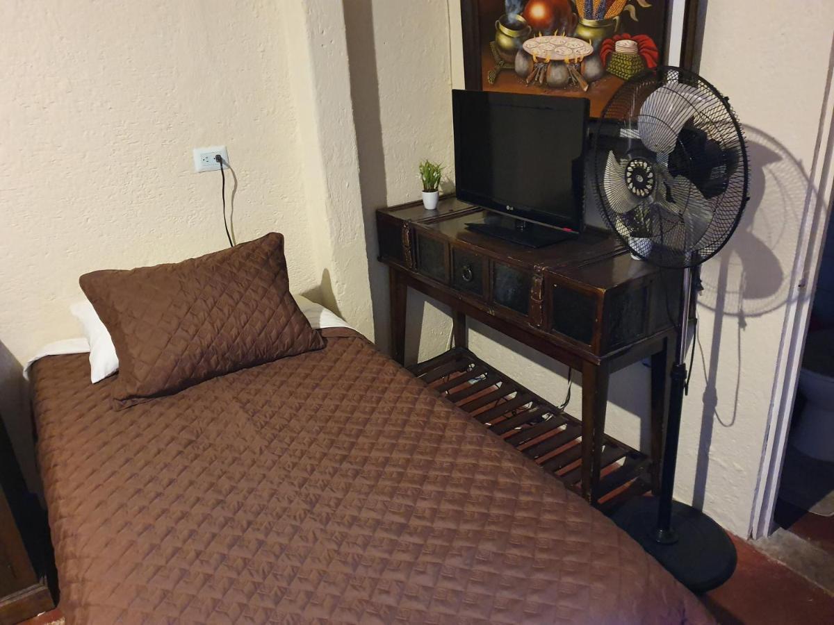 Parrot House Bed & Breakfast Antigua Bagian luar foto